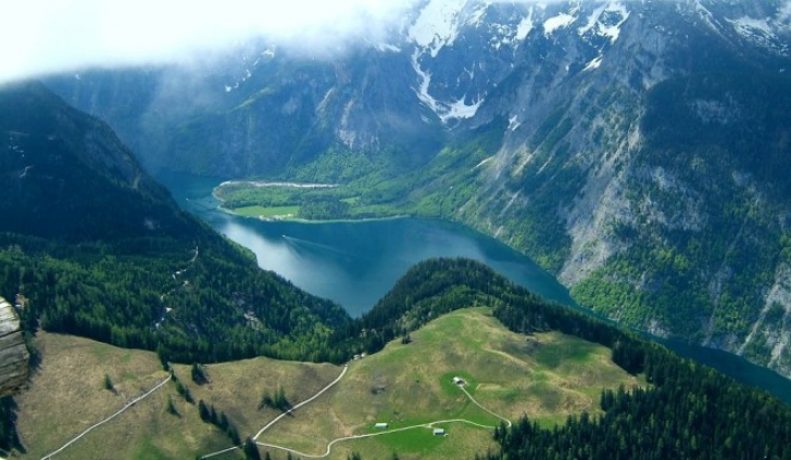 Singurul loc din România unde găseşti şi munte şi "mare". E de o frumuseţe rară!