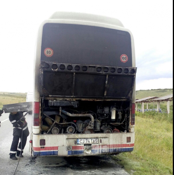 Un autocar a luat foc în mers - 45 de pasageri erau la bord