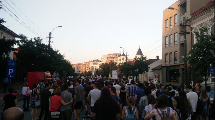 Primul oraş în stradă. Mii de oameni protestează la Cluj după atacul PSD împotriva justiţiei