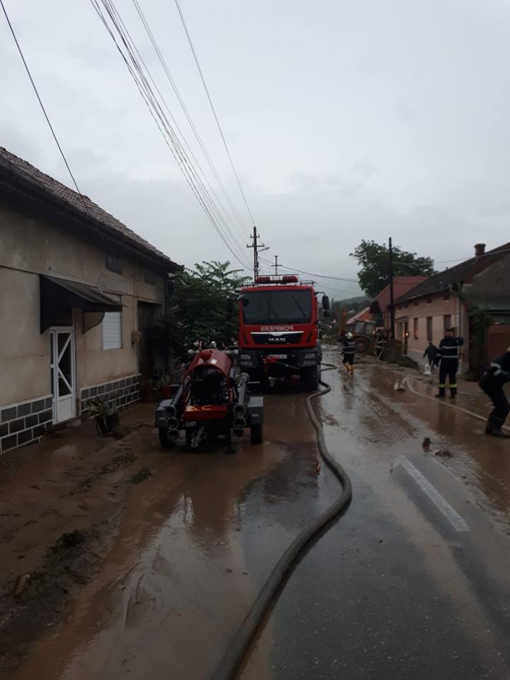 COD ROŞU de inundaţii în Caraş-Severin: drum judeţean închis şi străzi inundate, după o viitură