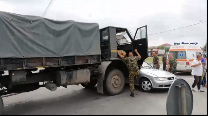 Camion dintr-un convoi militar, implicat într-un accident la Craiova