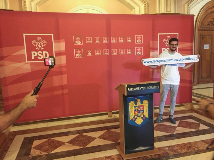 USR îl sabotează pe Dragnea. Mesajul ”Fără penali în funcții publice”, afișat în fața sălii PSD 