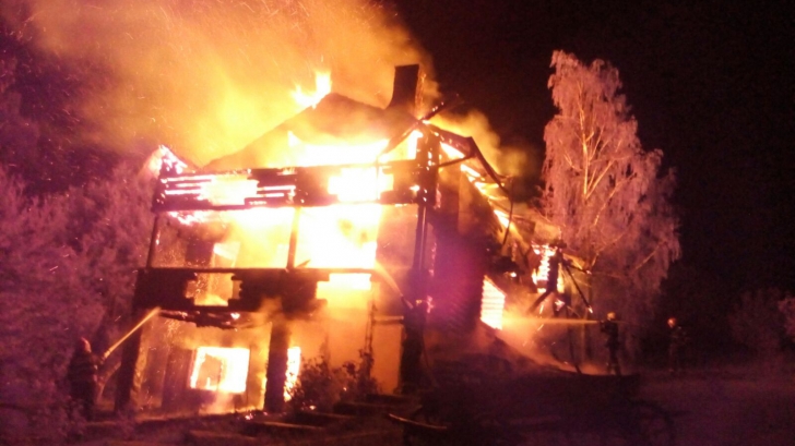 Incendiu devastator la o casă de vacanță din Breaza
