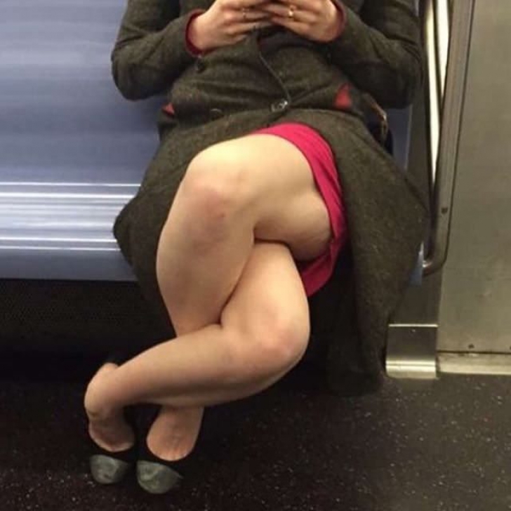 A văzut o femeie care stătea picior peste picior în metrou. S-a uitat mai bine în jos, a încremenit