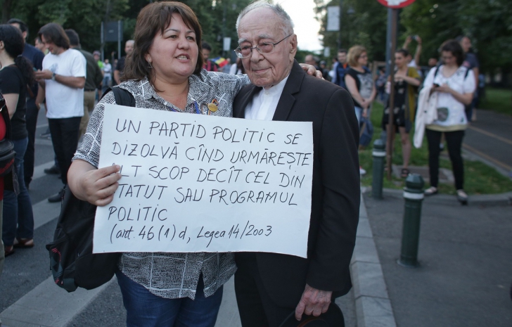 Mihai Şora, alături de protestatari, la Victoriei: "Naţia mea suferă, vrea dreptate" / Foto: Inquam Photos / Octav Ganea