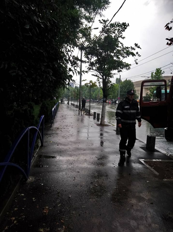 Străzi inundate în Bucureşti, după codul galben de furtună 