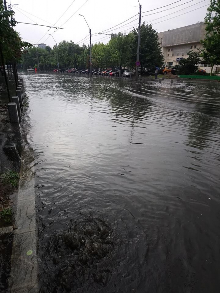 Străzi inundate în Bucureşti, după codul galben de furtună 
