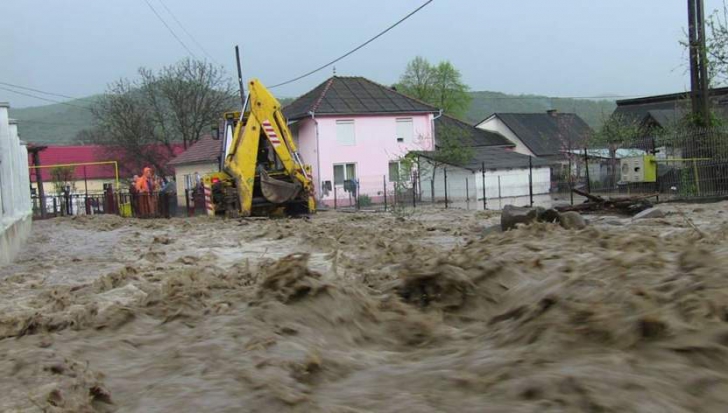 COD ROŞU de inundaţii în două judeţe! Cod portocaliu şi cod galben în mare parte din România