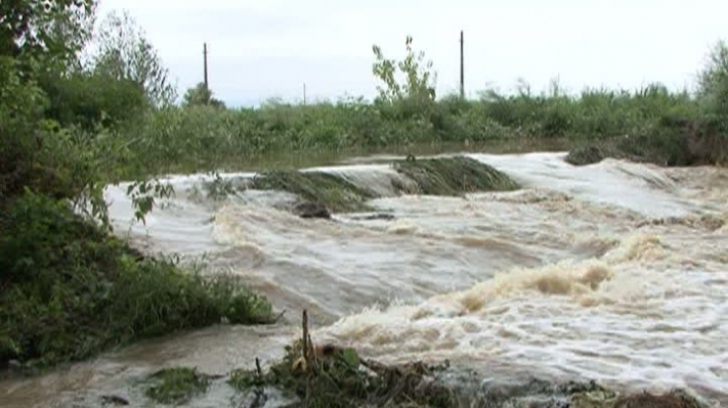Potopul s-a abătut asupra României, furia apelor este de neoprit (VIDEO)