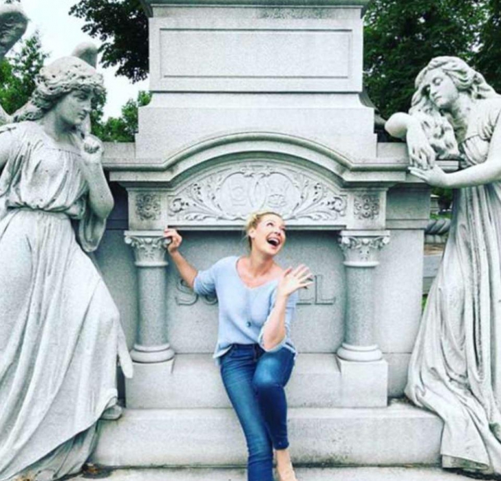O actriță s-a pozat în cimitir. Imediat, a făcut un gest uluitor