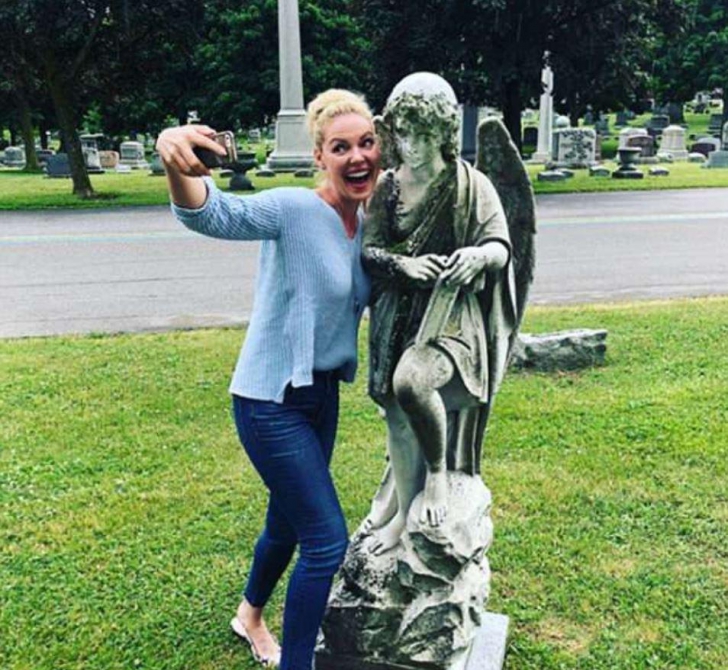 O actriță s-a pozat în cimitir. Imediat, a făcut un gest uluitor