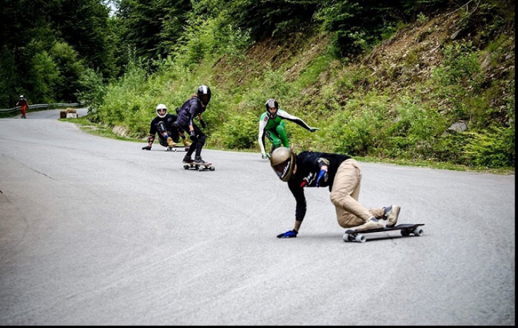 Transylvania Downhill- 280 de longboarderi din toată lumea în competiție pe drumul spre Straja