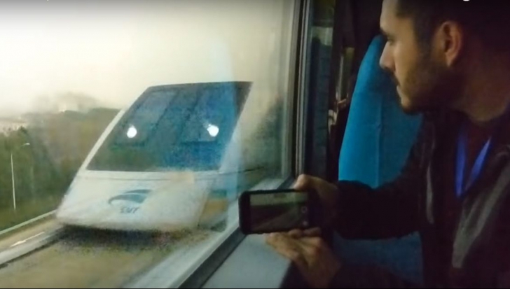 Momentul în care două trenuri MAGLEV se intersectează la 700 km/h: Video incredibil!