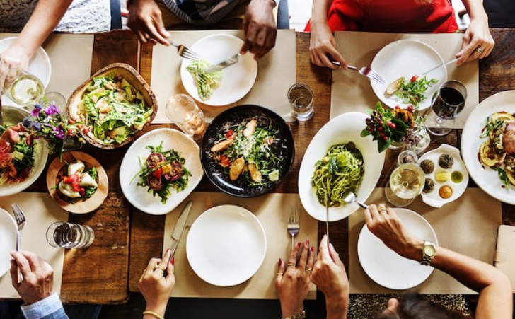 5 trucuri la care apelează restaurantele pentru a te face să mănânci în exces