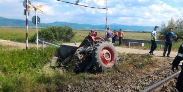 Un tractor a fost spulberat de tren în Brașov: un mort și un rănit