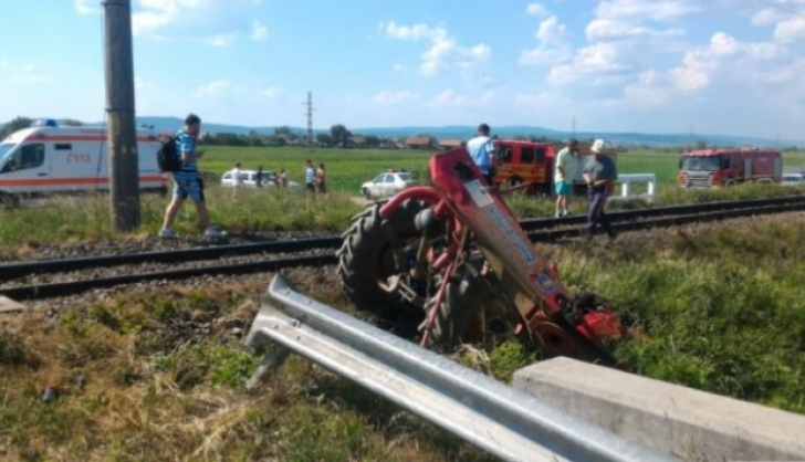 Un tractor a fost spulberat de tren în Brașov: un mort și un rănit