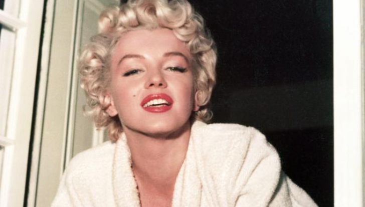 Marilyn Monroe stârnește controverse: statuia ei stă lângă biserică într-o poziție vulgară