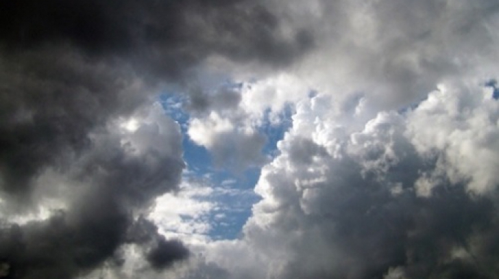 "Mâna lui Dumnezeu", fotografiată pe cer, deasupra unui sătuc. Imaginea care a şocat