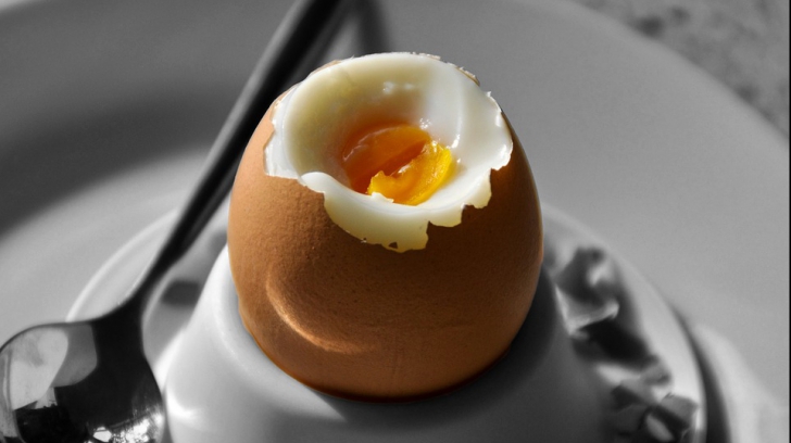 Ce înseamnă, de fapt, dacă ouăle fierte se decojesc greu