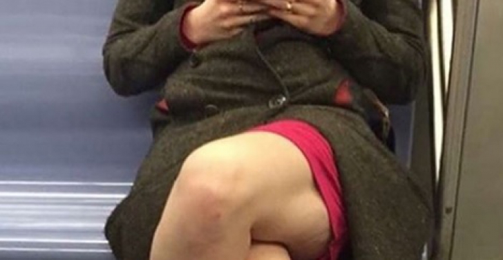 A văzut o femeie care stătea picior peste picior în metrou. S-a uitat mai bine în jos, a încremenit