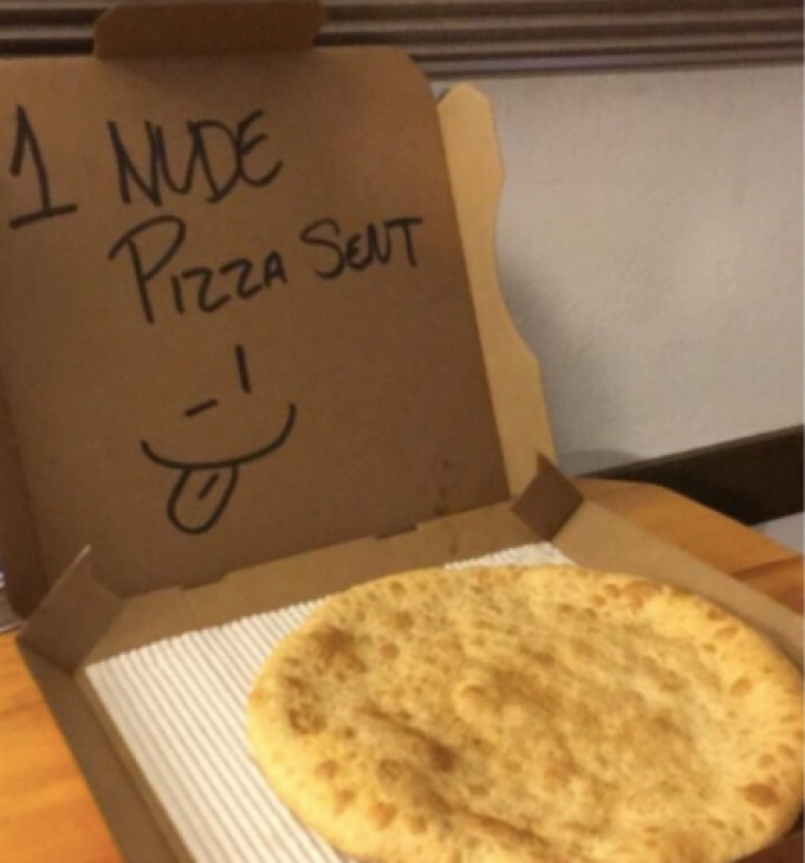 A comandat pizza şi a plusat: "Trimite şi una goală!". Când a deschis uşa, mai să leşine!