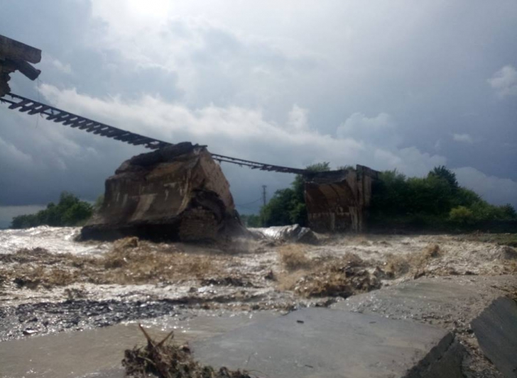 Prăpăd în judeţul Braşov, un pod CFR s-a rupt (VIDEO)