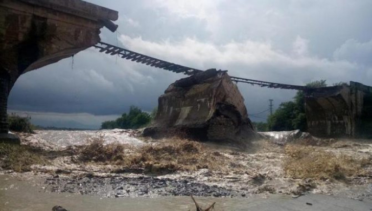 VIDEO TERIFIANT! MOMENTUL în care podul CFR din Braşov a fost rupt