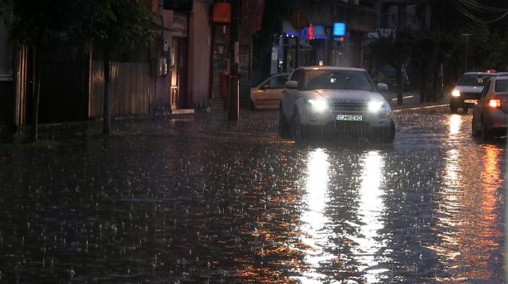A fost potop în mai multe localităţi, a plouat cât într-o lună (VIDEO)