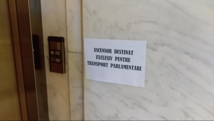 Măsuri fără precedent în Parlament: Presa, în țarc. Un lift exclusiv pentru parlamentari. FOTO