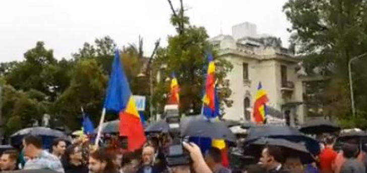 Noi proteste în Piața Victoriei. Sute de oameni au cerut lui Dragnea și a Guvernului Dăncilă