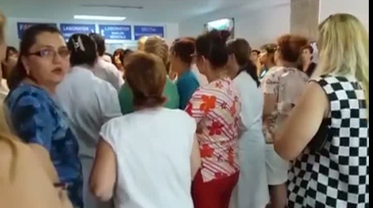 Protest spontan la Spitalul Județean din Piteşti