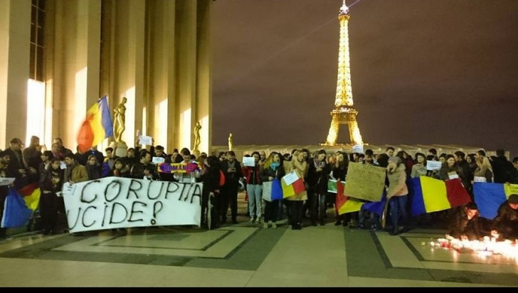 Românii de la Paris s-au solidarizat cu cei de acasă: zeci de persoane, în fața Turnului Eiffel