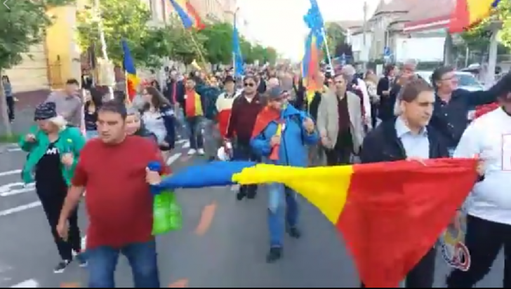 Peste 600 de oameni, în stradă la Sibiu. Au scandat împotriva PSD în fața casei lui Iohannis