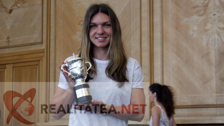Simona Halep pe Aeroportul Henri Coandă, prezentând replica în miniatură a trofeului de la Roland Garros. Foto: Cristian Otopeanu