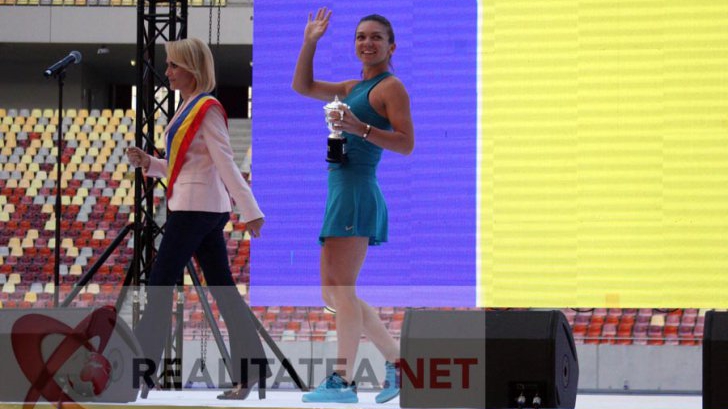Simona Halep si Gabriela Firea, pe Arena Nationala, la revenirea sportivei de la Roland Garros. Foto: Cristian Otopeanu