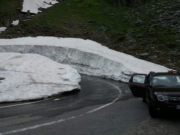 Zăpadă "cât casa", în România, în plină vară. Pericol de avalanşă! / Foto: Facebook