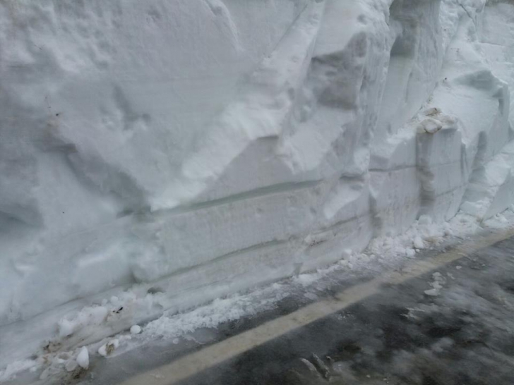 Zăpadă "cât casa", în România, în plină vară. Pericol de avalanşă! / Foto: Facebook