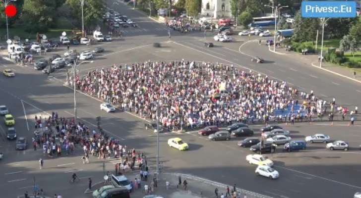 "Cod roşu de OUG". Noi proteste în Piaţa Victoriei şi în ţară: "Nu vrem să fim conduşi de hoţi!"