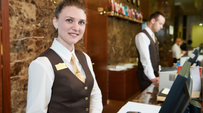 O recepţioneră de hotel face dezvăluiri şocante: Turiştii nu ar fi trebuit să afle niciodată asta!