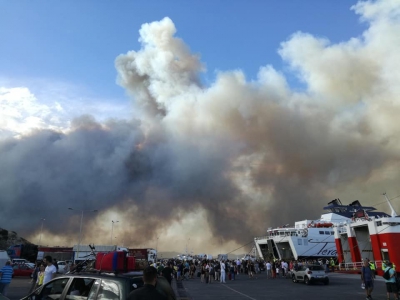 Dezastru fără precedent în Grecia: 74 de oameni uciși de incendii. România trimite două aeronave