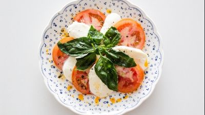 Cum să mănânci brânză cu roșii ca să nu te îngrași