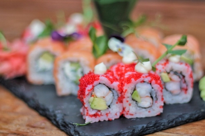 Incepe weekendul cu o seară de sushi alaturi de prieteni!