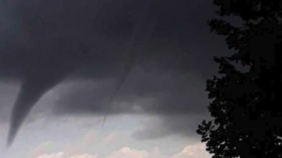 Imagini spectaculoase: dublă tornadă surprinsă în România