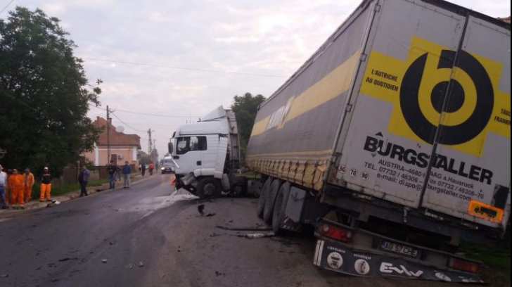 Accident îngrozitor în Covasna: 4 victime, după ce un TIR a zdrobit un autoturism