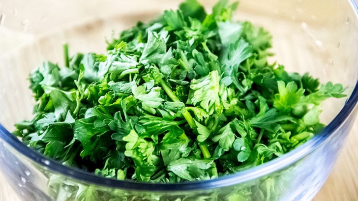 Salata de pătrunjel verde care te ajută să slăbeşti rapid, frumos şi sănătos