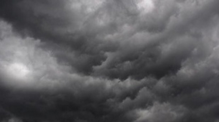 De ce nu scăpăm de vremea rea: un nor s-a blocat deasupra României