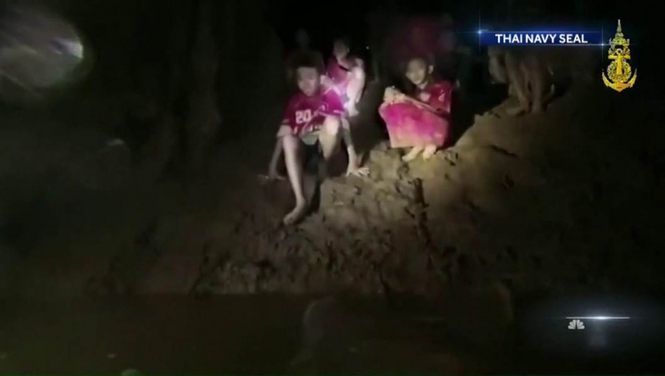 Patru copii și antrenorul, încă blocaţi în peşteră, în Thailanda. Ce se va întâmpla cu ei