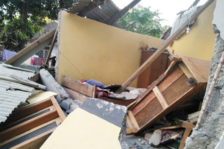 Cutremur puternic de 6,4 grade în Indonezia. Cel puţin 10 oameni au murit