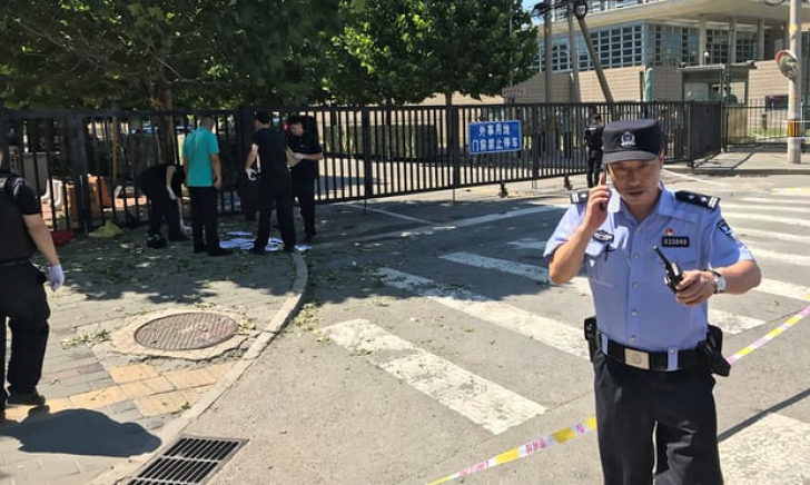 O bombă artizanală a fost detonată în fața ambasadei SUA la Beijing