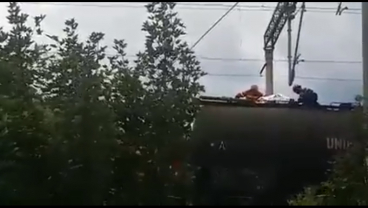 Un tânăr se zbate între viață și moarte după ce s-a electrocutat pe un vagon în Brașov